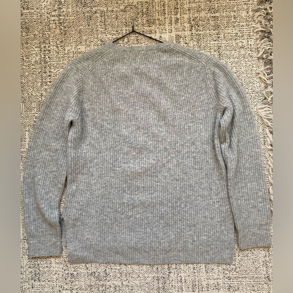 Uniqlo grey V-neck Wool blend sweater - Picture 5 of 7